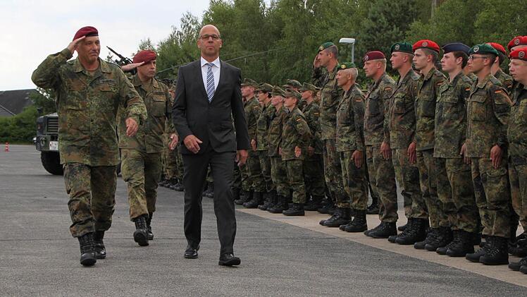 Bürgermeister Gerd Kleinhenz (Mitte) wünscht den zivilen Mitarbeitern für ihre Einsätze Gesundheit und Unversehrtheit. Foto: Ulrike Müller