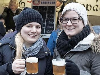 Besucher wie Karina und Melanie haben sich die Laune vom Wetter nicht verderben lassen und sich mit einem Heißgetränk aufgewärmt.  Fotos: Dann