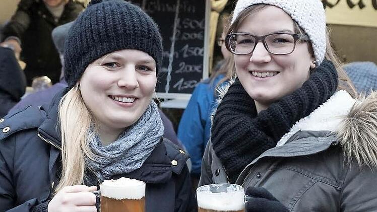 Besucher wie Karina und Melanie haben sich die Laune vom Wetter nicht verderben lassen und sich mit einem Heißgetränk aufgewärmt.  Fotos: Dann