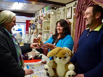Maria Albert (l.) ist Stammkundin im Flohmarktladen. Hier kauft sie bei Marion und Jürgen Zeininger Geschenke und Osterdeko ein. Foto: Kathrin Kupka-Hahn