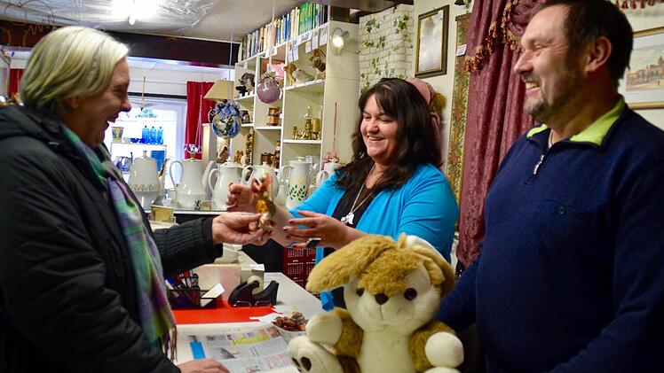 Maria Albert (l.) ist Stammkundin im Flohmarktladen. Hier kauft sie bei Marion und Jürgen Zeininger Geschenke und Osterdeko ein. Foto: Kathrin Kupka-Hahn