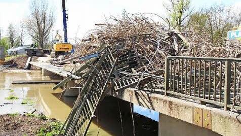 Das in der Brückenkonstruktion verbaute Metall muss fein säuberlich aussortiert werden. Foto: Andreas Dorsch
