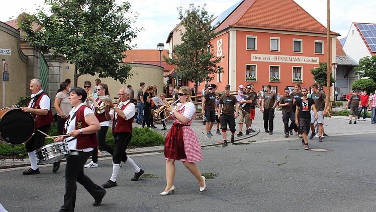 Auf geht's mit Musik zum Sautrog-renna an den Bach. Foto: Evi Seeger