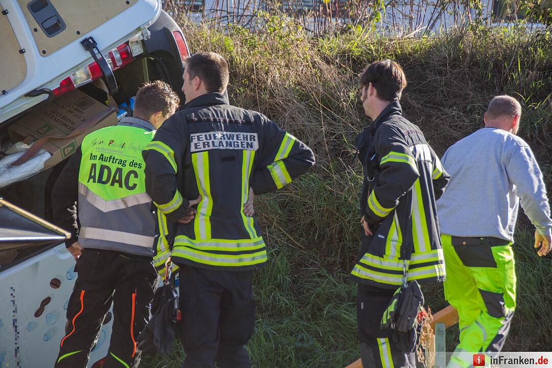 Transporter kollidiert mit Kleinwagen und kracht in Bushaltestelle