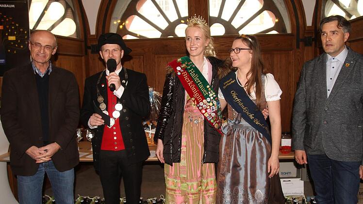 Bei der Eröffnung (von links) Landrat Wilhelm Schneider, Bierprinz Sebastian Gocker, die Hallertauer Bierkönigin Christina Burgstaller und die oberfränkische Bierkönigin Christina Pollnick sowie 2. Bürgermeister Harald Pascher.