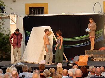 Julia Alsheimer (im Abendkleid) als Sibylle Chase Foto: Reinhard Löwisch