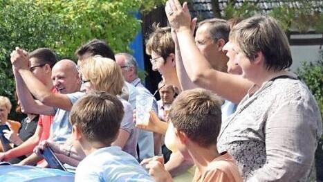 Bei den spannenden Wettkämpfen werden die Teilnehmer des "Human Kicker" von zahlreichen Zuschauern angefeuert.