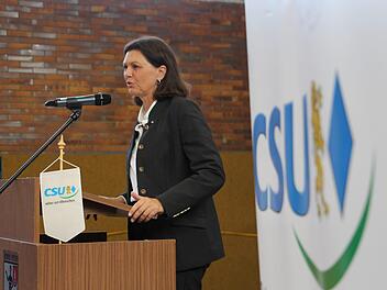 Ilse Aigner, bayerische Bau- und Verkehrsministerin, besuchte gestern eine CSU-Wahlkampfveranstaltung in Hemhofen und stellte ihre Konzepte gegen Wohnungsknappheit in Bayern vor. Foto: Christian Bauriedel