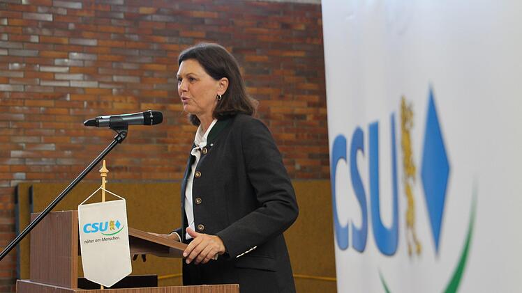 Ilse Aigner, bayerische Bau- und Verkehrsministerin, besuchte gestern eine CSU-Wahlkampfveranstaltung in Hemhofen und stellte ihre Konzepte gegen Wohnungsknappheit in Bayern vor. Foto: Christian Bauriedel