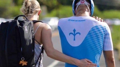 Andreas Dreitz greift sich an die verletzte Schulter, als er begleitet von seiner Freundin und Managerin Isabel Gillain die Strecke verl&auml;sst.  Foto: pr