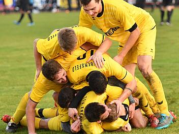 Einen tollen Lauf legten die Ebensfelder in den letzten f&uuml;nf Spielen vor der Winterpause hin. Hier bejubelt ds das Team den 3:2-Siegtreffer von Leon Holzheid gegen den TSV Marktzeuln kurz vor Schluss. Foto: Gunther Czepera