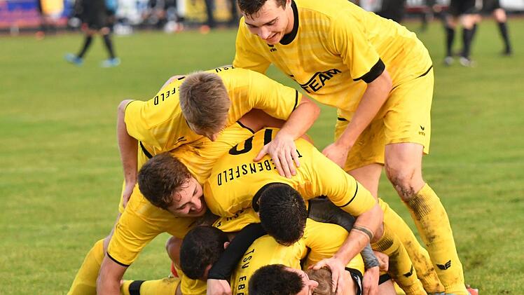 Einen tollen Lauf legten die Ebensfelder in den letzten f&uuml;nf Spielen vor der Winterpause hin. Hier bejubelt ds das Team den 3:2-Siegtreffer von Leon Holzheid gegen den TSV Marktzeuln kurz vor Schluss. Foto: Gunther Czepera