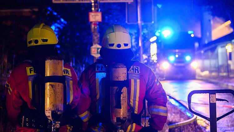 Die mittelfränkische Feuerwehr hat in der Nacht auf Samstag zahlreiche Hausbewohner gerettet. Symbolfoto: Mohssen Assanimoghaddam/dpa