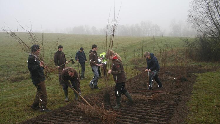 Das Klassenzimmer mit der freien Natur tauschten jüngst 20 Landwirtschaftsschüler bei einem Projekt des Landschaftspflegeverbands bei Großwalbur. Foto: Martin Rebhan