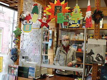 Gebastelte Bücher-Wünsche hängen im Buchladen von Ute von Landenberg. Sie sind für die Kinder des Förderzentrums St. Martin Schule in Riedenberg. Foto: Ulrike Müller