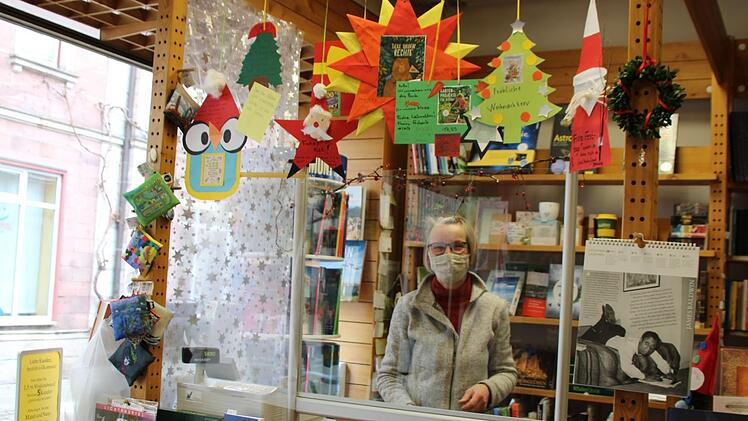 Gebastelte Bücher-Wünsche hängen im Buchladen von Ute von Landenberg. Sie sind für die Kinder des Förderzentrums St. Martin Schule in Riedenberg. Foto: Ulrike Müller