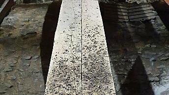 Die Ansammlung von Kot zeugt davon, dass sich Fledermäuse in der warmen Jahreszeit unter dem Dach der Heilig-Geist-Kirche aufhalten.