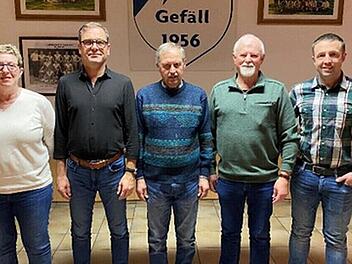 Geehrt wurden (von links): Andrea Endres (25 Jahre), Frank Wehner (50 Jahre), Manfred M&uuml;ller (60 Jahre), Emil Wehner (40 Jahre), mit im Bild Bastian B&uuml;nte.
