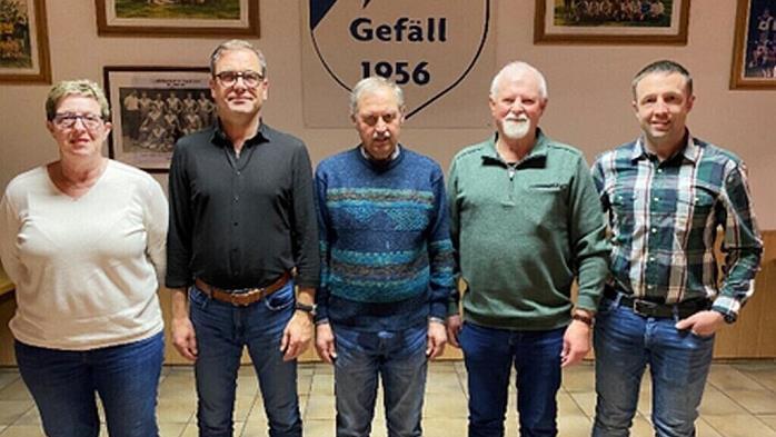 Geehrt wurden (von links): Andrea Endres (25 Jahre), Frank Wehner (50 Jahre), Manfred Müller (60 Jahre), Emil Wehner (40 Jahre), mit im Bild Bastian Bünte.