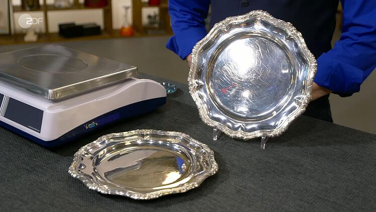 Gabriele und Tochter Ute wollten zwei Silberteller von 1829 veräußern. Daniel Meyer kaufte sie für 4.600.