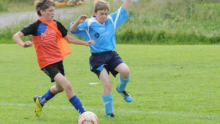 Als unermüdlicher Antreiber verhalf Julius Albert (links) der DJK Stralsbach zum Sieg über den TSV Oberthulba II (rechts: Jonas Zeier). Foto: ssp