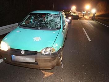 Ein 23-jähriger Fußgänger ist Dienstagnacht bei Breitbrunn getötet worden, als er von einem überholenden Pkw erfasst wurde. Er junge Mann erlitt so schwere Verletzungen, dass er noch an der Unfallstelle starb. Fotos: News5 / Herse/Ralf Kestel