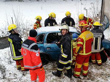 Zahlreiche Rettungskräfte waren erforderlich, um den Fahrer aus dem Auto zu bergen. Foto: privat