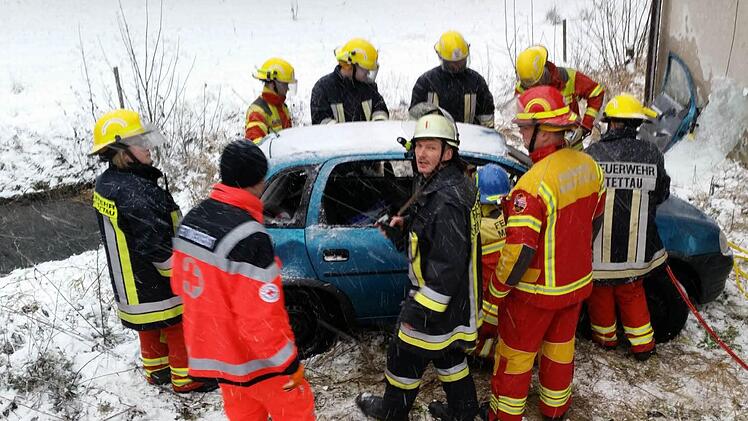 Zahlreiche Rettungskräfte waren erforderlich, um den Fahrer aus dem Auto zu bergen. Foto: privat