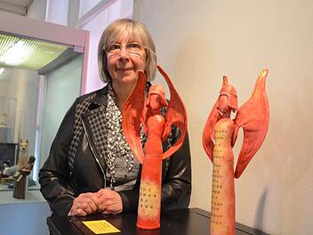 Debra Nagel erschafft Engel aus Stoff in einem ganz besonderen Verfahren. Fotos: Rainer Lutz