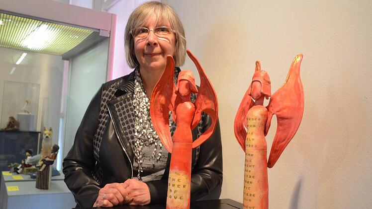 Debra Nagel erschafft Engel aus Stoff in einem ganz besonderen Verfahren. Fotos: Rainer Lutz