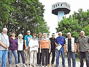 Die Prüflinge mit den Seminarleitern Günther Hennig und Susanne Göller (von links) dem Hauptnaturschutzwart Hans-Peter Beck (rechts) und dem Vorsitzenden des Haßberghauptvereins Norbert Schmucker (daneben) vor Bayernturm zu sehen.  Foto: Gerhard Schmidt