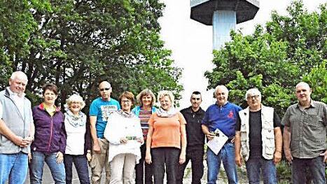 Die Prüflinge mit den Seminarleitern Günther Hennig und Susanne Göller (von links) dem Hauptnaturschutzwart Hans-Peter Beck (rechts) und dem Vorsitzenden des Haßberghauptvereins Norbert Schmucker (daneben) vor Bayernturm zu sehen.  Foto: Gerhard Schmidt