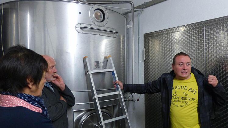 Im Gärkeller: Brauer Helmut Bayer (rechts) erläuterte den Prozess der Bierherstellung. Im Tank reift das alkoholische Getränk heran.