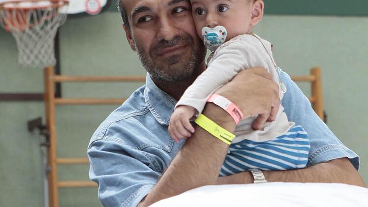 Mohammed aus Syrien mit seinem jüngsten Sprössling.