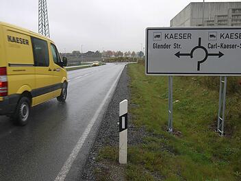 Es kann noch lange dauern, bis der fehlende Abschnitt der Staatsstraße 2205 zwischen "Kaeserkreisel" und Wiesenfeld gebaut wird, denn einige Anlieger prozessieren dagegen. Foto: Berthold Köhrler