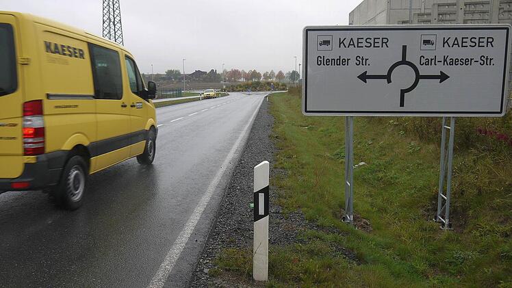 Es kann noch lange dauern, bis der fehlende Abschnitt der Staatsstraße 2205 zwischen "Kaeserkreisel" und Wiesenfeld gebaut wird, denn einige Anlieger prozessieren dagegen. Foto: Berthold Köhrler