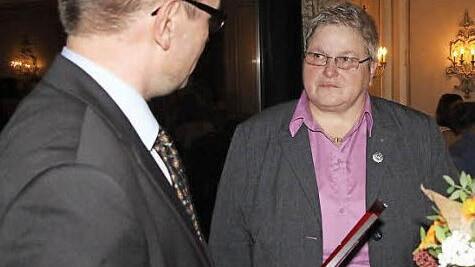 BR-Redaktionsleiter &uuml;bergibt den B&uuml;rgerpreis an Margitta Hieke.