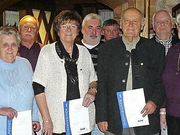 Die für langjährige Treue und soziales Engagement geehrten VdK-Mitglieder zusammen mit (von links) Bürgermeister Roland Wolfrum, Brigitte Kellner und (rechts) Harald Fraas.  Foto: Klaus-Peter Wulf