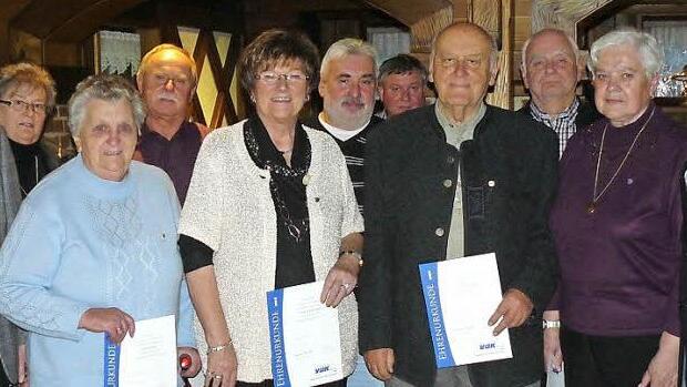 Die für langjährige Treue und soziales Engagement geehrten VdK-Mitglieder zusammen mit (von links) Bürgermeister Roland Wolfrum, Brigitte Kellner und (rechts) Harald Fraas.  Foto: Klaus-Peter Wulf