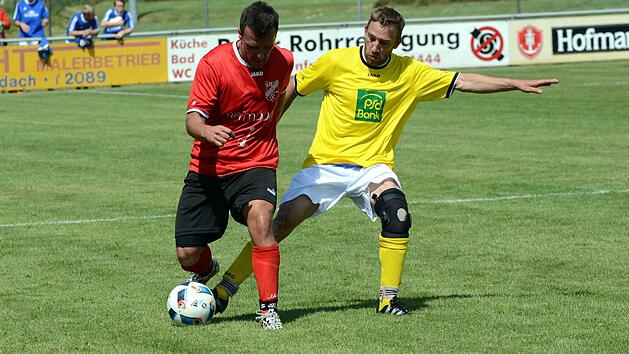 Im Halbfinale fertigten die Kickers Erlangen (gelbe Trikots) den FC Niederlindach mit 6:2 ab. Fotos: herzopress
