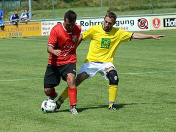 Im Halbfinale fertigten die Kickers Erlangen (gelbe Trikots) den FC Niederlindach mit 6:2 ab. Fotos: herzopress