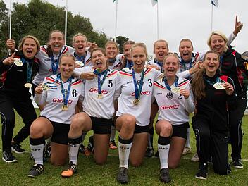 Bundestrainerin Silke Eber (rechts) aus Katschenreuth bei Kulmbach feierte mit der deutschen Faustball-Nationalmannschaft in Brasilien die WM-Titelverteidigung.  Foto: DFBL