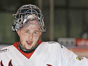 Haßfurts Neuzugang Martin Köhler hatte nach der Schlusssirene wahrlich Grund zur Freude, Nachdem Martin Hildenbrand verhindert war, trug er mit tollen Paraden maßgeblich dazu bei, dass die Hawks auch beim EHC Nürnberg als Sieger vom Eis gingen. Foto: Ralf Naumann