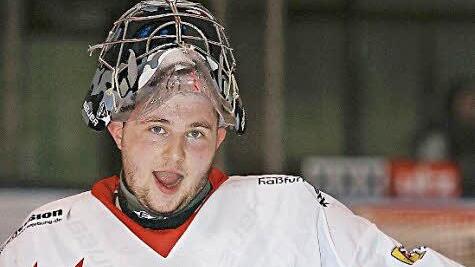 Haßfurts Neuzugang Martin Köhler hatte nach der Schlusssirene wahrlich Grund zur Freude, Nachdem Martin Hildenbrand verhindert war, trug er mit tollen Paraden maßgeblich dazu bei, dass die Hawks auch beim EHC Nürnberg als Sieger vom Eis gingen. Foto: Ralf Naumann