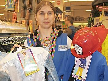 Verkäuferin Beate Nitsche präsentiert Kostüme von Elsa und Sam, die bei Kindern in diesem Jahr sehr beliebt sind.  Fotos: Andreas Schmitt