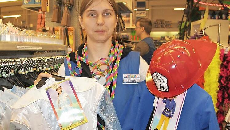 Verkäuferin Beate Nitsche präsentiert Kostüme von Elsa und Sam, die bei Kindern in diesem Jahr sehr beliebt sind.  Fotos: Andreas Schmitt