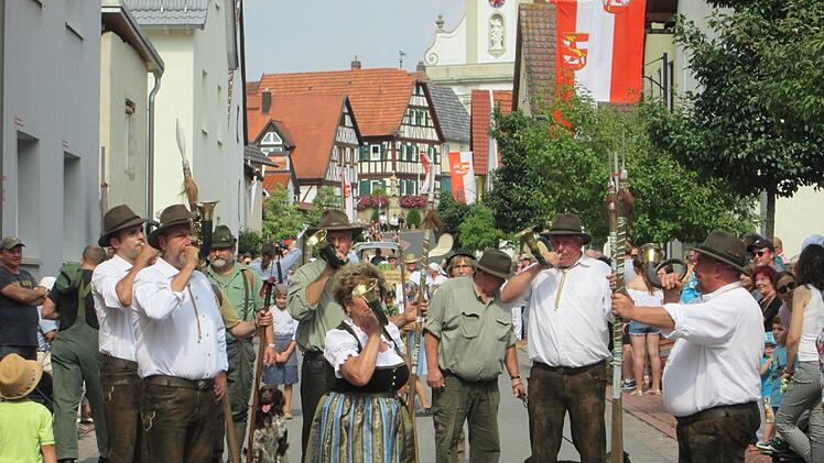 Mit Saufeder und Jagdsignalen begleiteten die Jäger den Festzug. Foto: Winfried Ehling