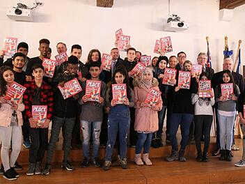 Stolz präsentierten die Schüler der Klasse 8UEG ihren Comic im Rathaussaal.Foto: Ulrike Nauer