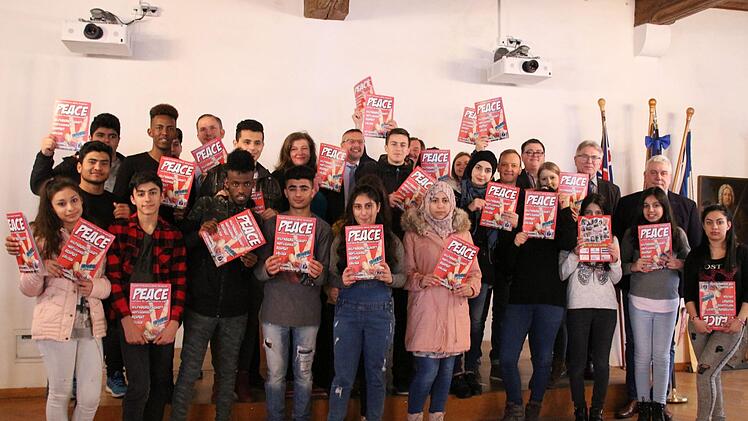 Stolz präsentierten die Schüler der Klasse 8UEG ihren Comic im Rathaussaal.Foto: Ulrike Nauer