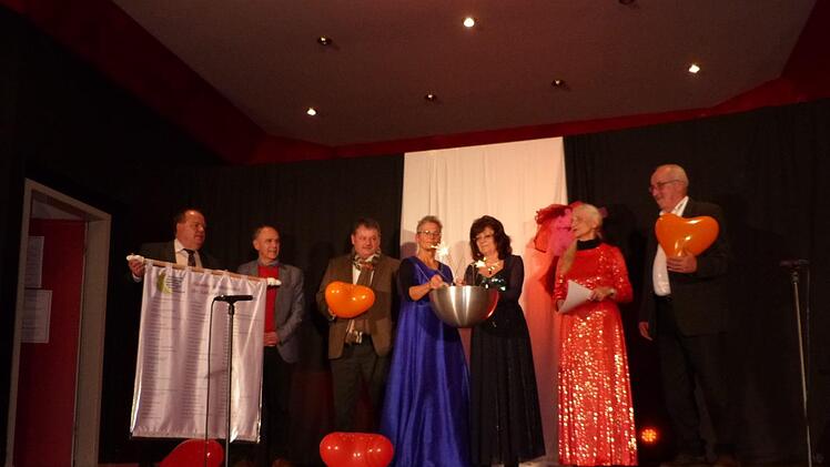 Nicht fehlen durfte beim 10. Mal "Lange LQN-Kulturnacht" eine kleine Geburtsfeier. Im Bild (von links) Grafengehaigs Bürgermeister Werner Burger, Marktleugasts Bürgermeister Franz Uome, Ideengeber Gerhard Leinfelder, Organisatorinnen Edina Thern, Karin Thomas und Marianne Renke sowie LQN-Vorsitzender Hermann Dörfler. Foto: Klaus-Peter Wulf